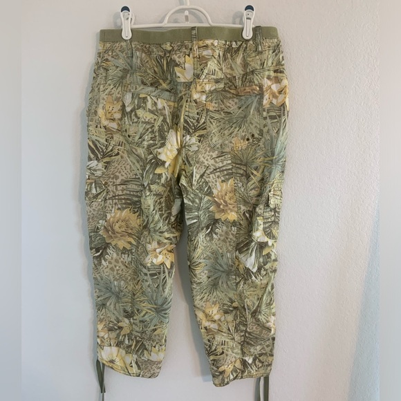 Chico’s Tropical Utility Cargo Crop Pant - Picture 3 of 8